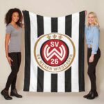 SV Wehen Wiesbaden schwarz weiß vertikal Hintergrund 03 Fleecedecke – Decke